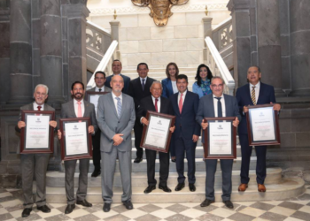 Ayuntamiento y periódico Síntesis entregan galardones a actores sociales