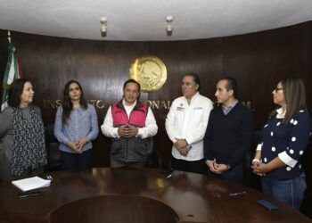 Panistas presentan denuncias contra presidenciables de Morena