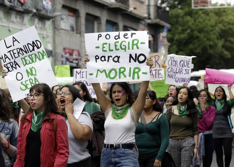 Proponen al Congreso ampliar a 14 semanas periodo para abortar
