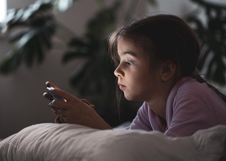 Piden supervisar a menores que usan apps como Litmatch