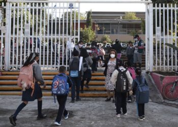 Prohibido condicionar la entrega de documentos oficiales: SEP