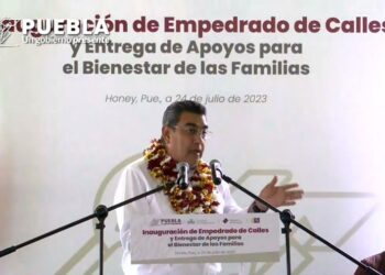 Céspedes entrega constancias de construcción y calentadores solares en Honey