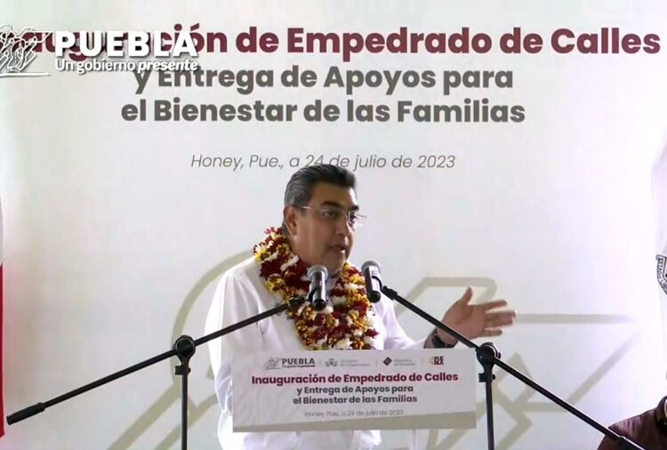Céspedes entrega constancias de construcción y calentadores solares en Honey