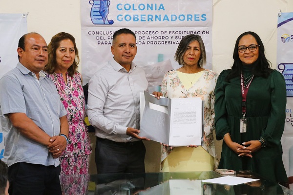 Gobierno de Puebla brinda certeza jurídica a familias