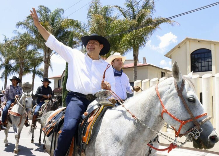 Armenta no deja de estar cerca de la gente