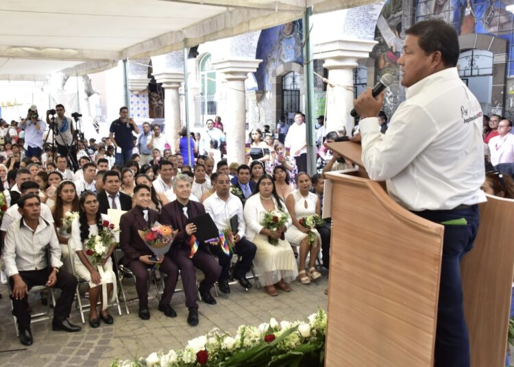 Casan a 60 parejas en boda comunitaria en Tehuacán