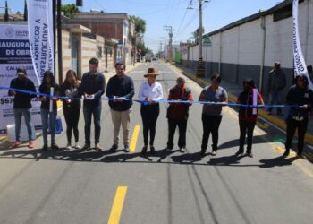 Entrega Paola Angon rehabilitación de calle 3 sur en Xixitla