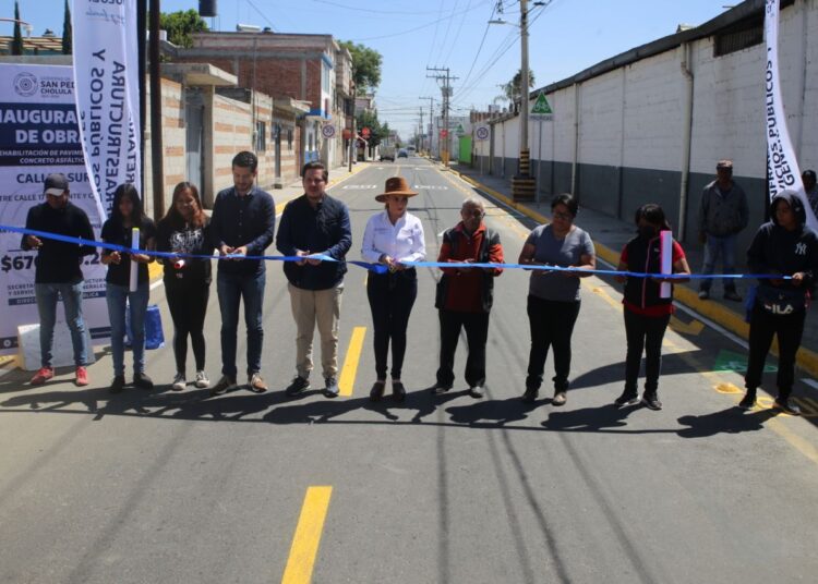 Entrega Paola Angon rehabilitación de calle 3 sur en Xixitla