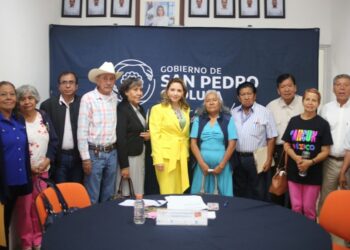 Paola Angón entrega escrituras a familias de San Pedro Cholula