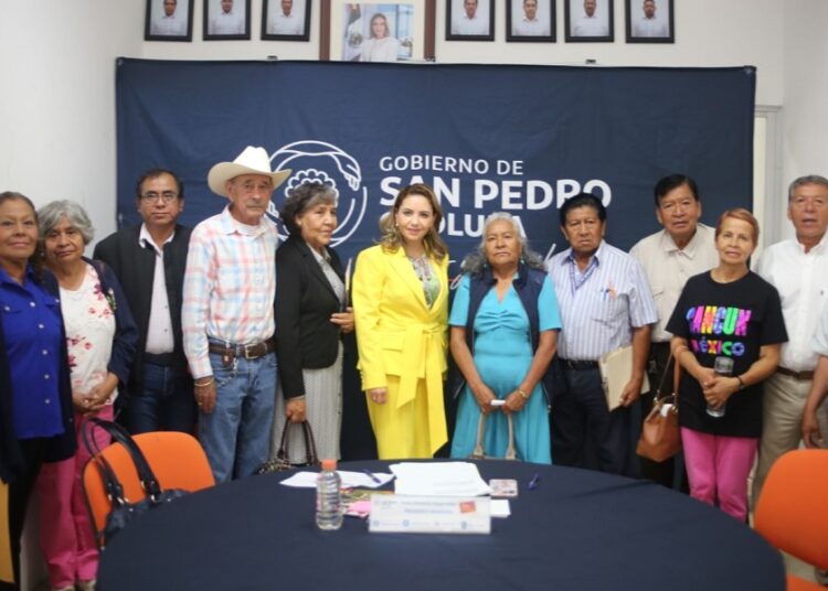 Paola Angón entrega escrituras a familias de San Pedro Cholula
