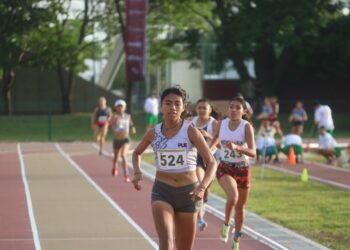 Renata Muñoz logra oro en mil 500 m planos sub 20
