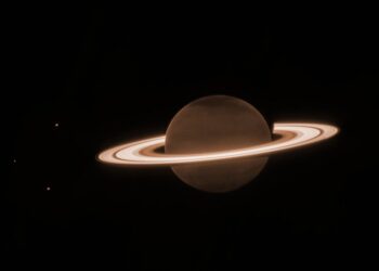 NASA captura imágenes nunca vistas de los anillos de Saturno y sus lunas