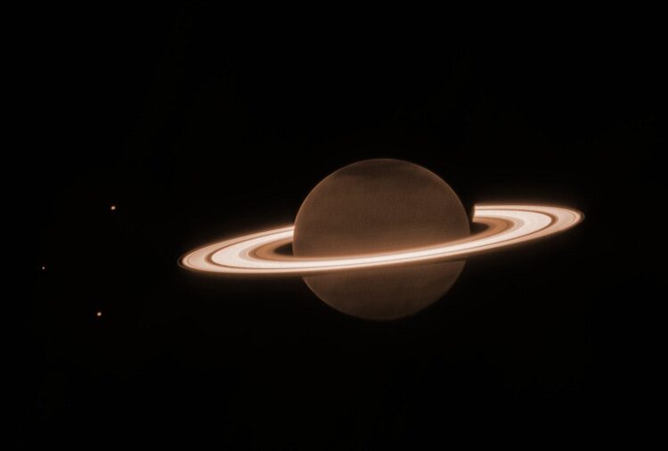 NASA captura imágenes nunca vistas de los anillos de Saturno y sus lunas