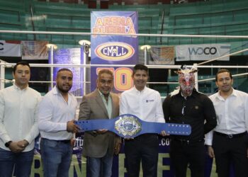 Develan placa por 70 aniversario de la Arena Puebla