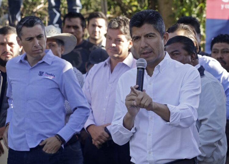 Eduardo Rivera entrega obras en Azumiatla