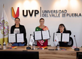SMDIF Puebla firma convenio con UVP