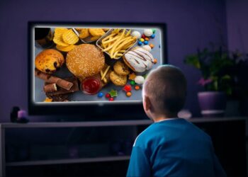 OMS pide regular publicidad de comida y bebida para niños