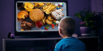 OMS pide regular publicidad de comida y bebida para niños