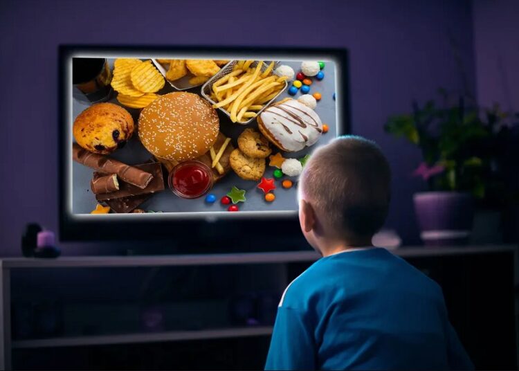 OMS pide regular publicidad de comida y bebida para niños