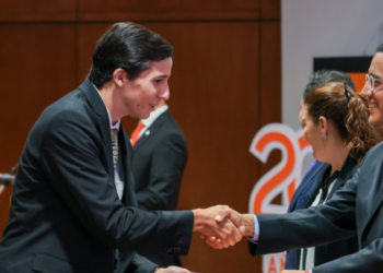 Anáhuac premia con becas a mejores estudiantes de nivel medio superior