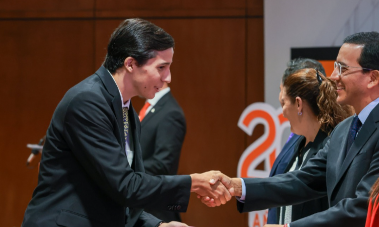 Anáhuac premia con becas a mejores estudiantes de nivel medio superior