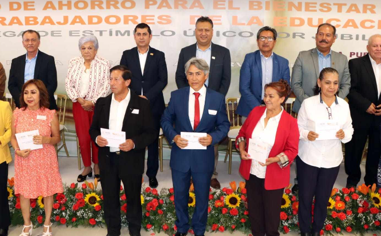 Sección 51 del SNTE entrega apoyos a trabajadores jubilados