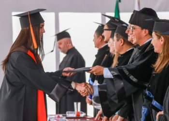 Anáhuac Puebla realiza graduación conmemorativa de la generación 20 años
