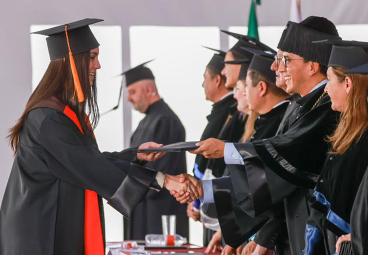 Anáhuac Puebla realiza graduación conmemorativa de la generación 20 años