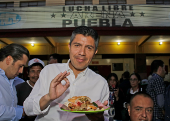 Arena Puebla cumple 70 años, Lalo Rivera devela placa conmemorativa
