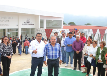 Céspedes inaugura el CIS en Huauchinango, además entrega obras educativas