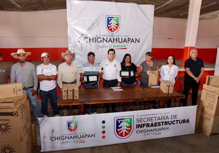 Lorenzo Rivera equipa con nuevas luminarias a Michac, Chignahuapan