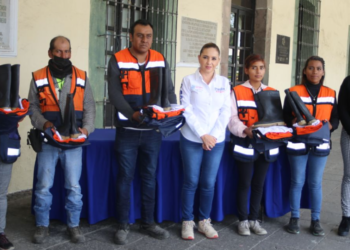 Angon encabeza jornada integral de entrega de uniformes a personal de limpia