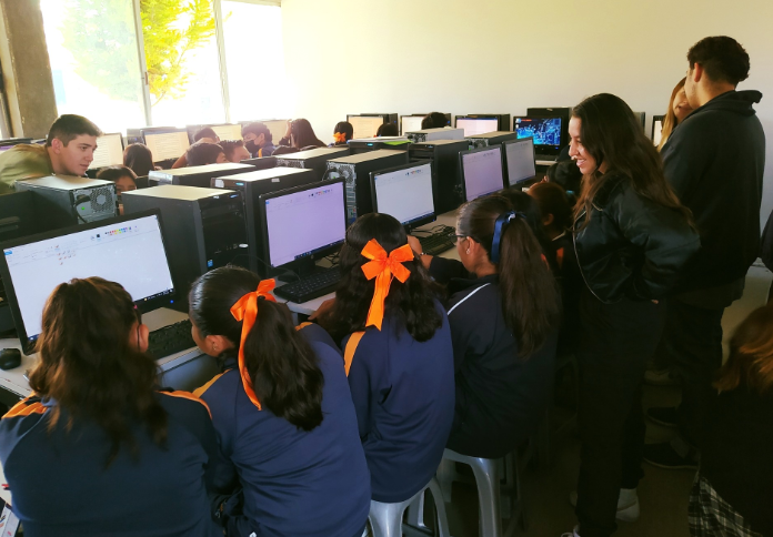 Estudiantes Anáhuac benefician a niños y jóvenes de primaria con talleres de fabricación digital