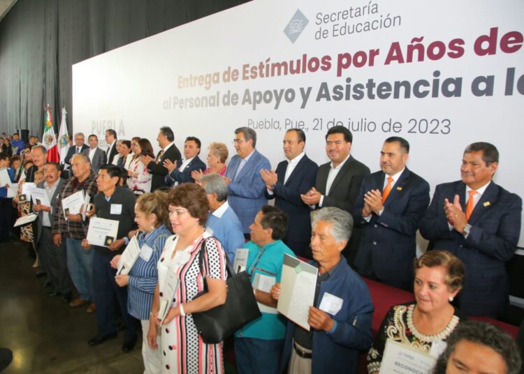 SSCP encabeza entrega de reconocimientos a personal del Magisterio poblano