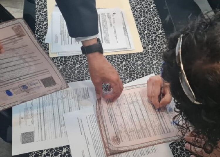 Expiden primera acta de nacimiento con género no binario
