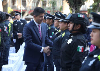 Lalo Rivera entrega becas educativas a policías municipales