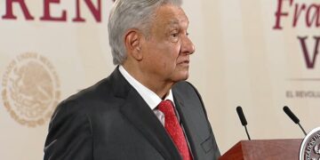 AMLO pide revisar facultades del INE y TEPJF