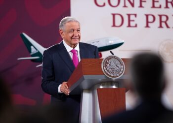Nombran a AMLO primer piloto de Mexicana de Aviación