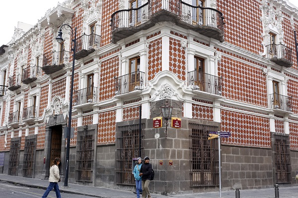 Museos Puebla investiga sobre imágenes de mujer en ropa interior en Casa de Alfeñique