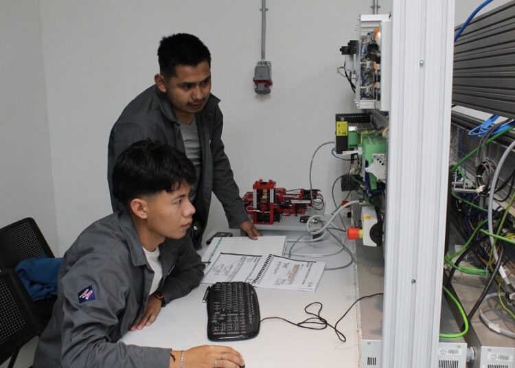 UTP capacita a alumnado de UMAD en robótica