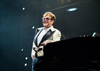 Hospitalizan a Elton John por caída en su casa de Niza