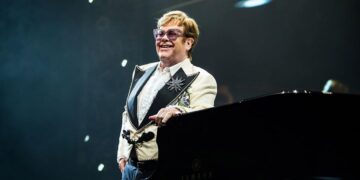 Hospitalizan a Elton John por caída en su casa de Niza