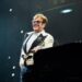 Hospitalizan a Elton John por caída en su casa de Niza
