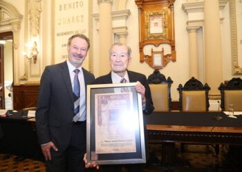 Marco Aurelio Barocio, ícono de la ingeniería en Puebla, recibe copia de la ‘Cédula Real’