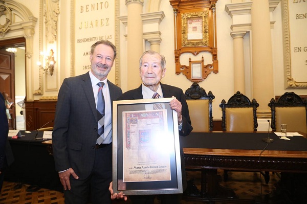 Marco Aurelio Barocio, ícono de la ingeniería en Puebla, recibe copia de la ‘Cédula Real’