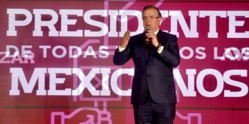 «No me voy de Morena», afirma Ebrard
