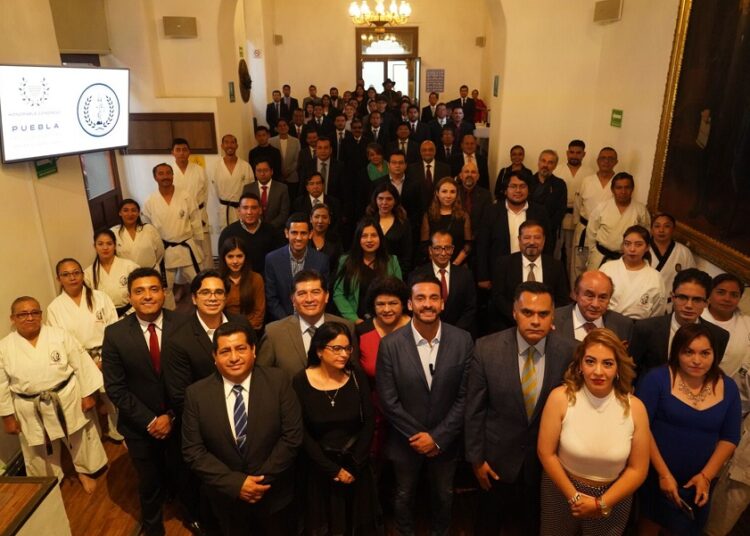 Toño López firma convenio para brindar asesoría jurídica a personas de escasos recursos