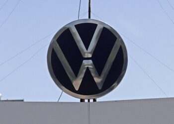 Evitan huelga en VW, empresa y sindicato acuerdan incremento salarial de 8.6% global
