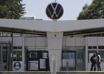 Evitan huelga en VW, empresa y sindicato acuerdan incremento salarial de 8.6% global