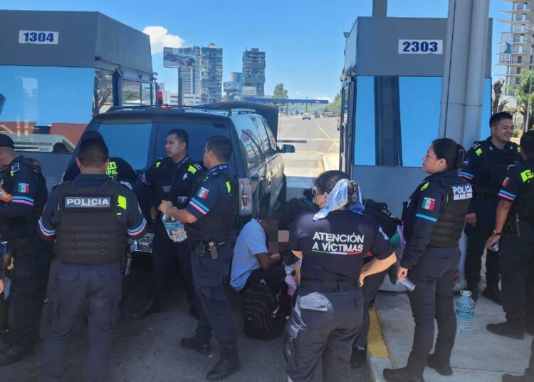 Fuerte movilización en la Atlixcáyotl, resguardan camioneta de inmigrantes